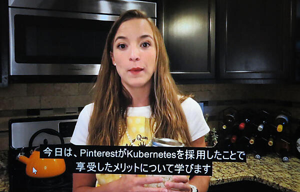 キッチンで撮影するCNCFのビジネス開発担当のKatelin W Ramer氏