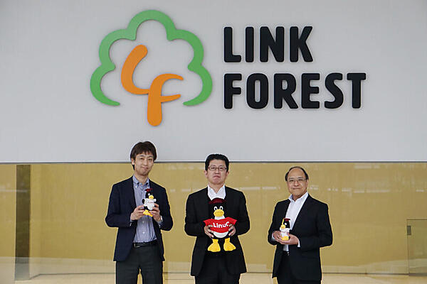 LINK FORESTのロゴをバックに。左から札場泰雄氏、上林宏彰氏、鈴木敦夫氏