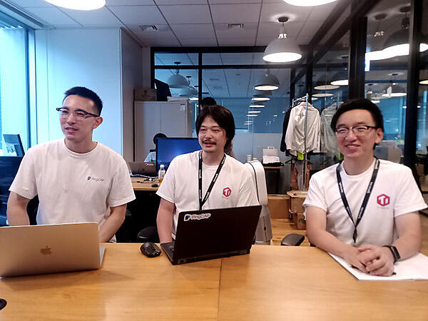 PingCAPの社員、左から水戸部氏、前田氏、韓氏