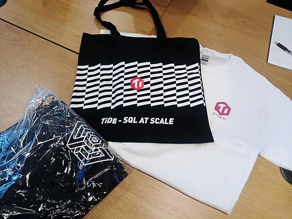 TiDBのノベルティ。デザインに控えめさとまじめさが表れている