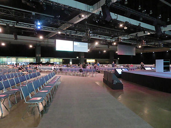 初日のキーノート開始前の様子。驚くほど空いている