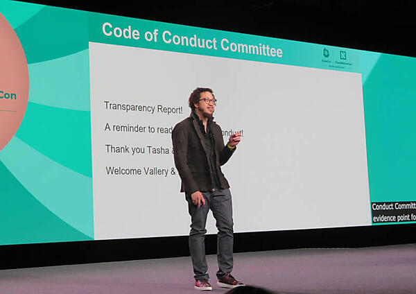 CoC Committeeを紹介するStephen Augustus氏