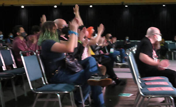 大いに盛り上がる最前に座った参加者たち