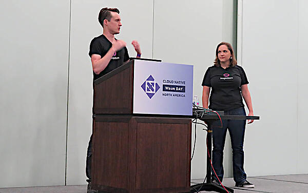 講演するCarl Sverre氏（左）とBailey Hayes氏（右）