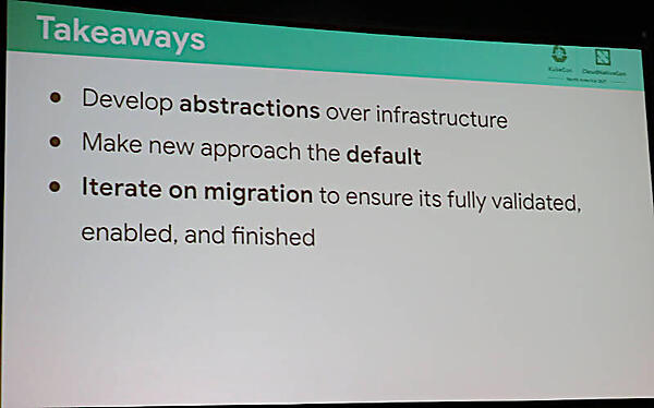 インフラの上に抽象化レイヤーを作ることが必須