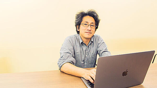 インタビューに応える荻野氏