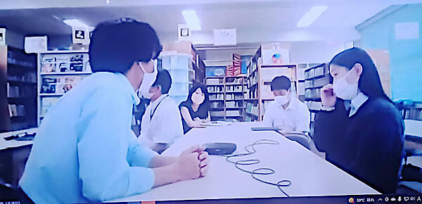 Zoomで行われたインタビュー。前列が生徒の須藤さんと山内さん