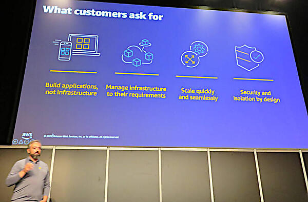 顧客が要求するのはインフラではなくアプリケーションであると説明するJavier Naranjo Matasan氏