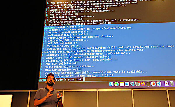 デモを行うVennam氏