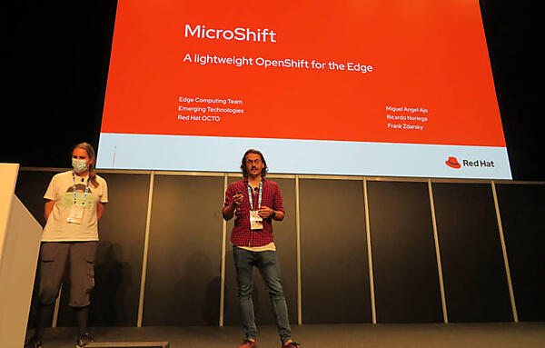 中央に立つのがDe Soto氏、左がAjo Pelayo氏だ