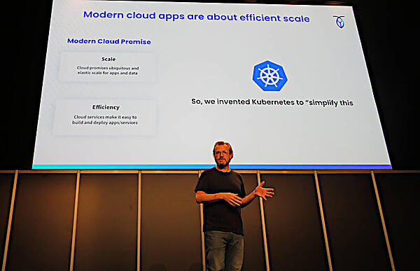 プレゼンテーションを行うJim Walker氏