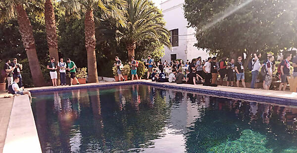 郊外のレストランで開かれたパーティ