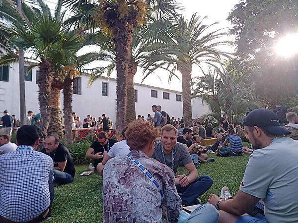 明るい陽射しと気候が気持ち良い