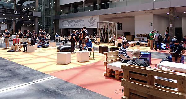 カンファレンスのホールでくつろぐ参加者