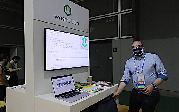 wasmCloudを紹介するCosmonicのLiam Randall氏