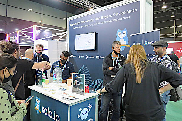 Soloのブース。中央右側で腕組みをしているのがCTOのChristian Posta氏だ