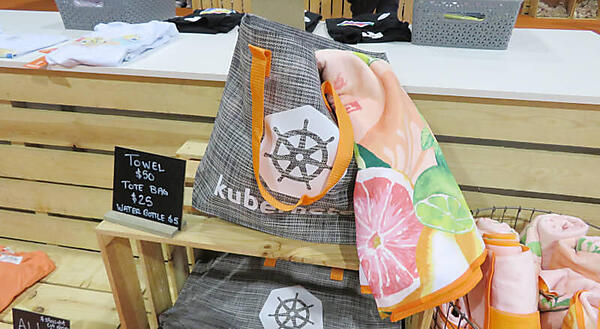 夏らしいグッズが並んでいる