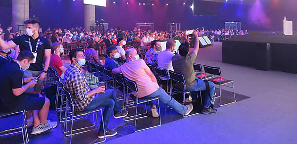 初日のキーノート直前、最前列付近のようす