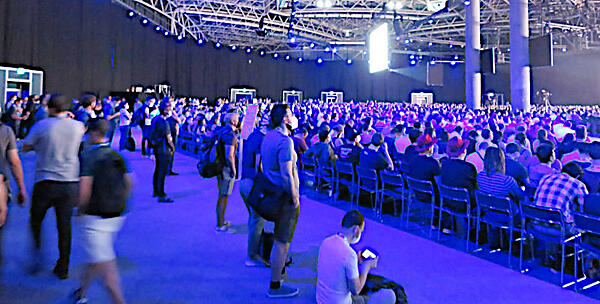 キーノート会場の後方から撮影。立ち見も発生していた