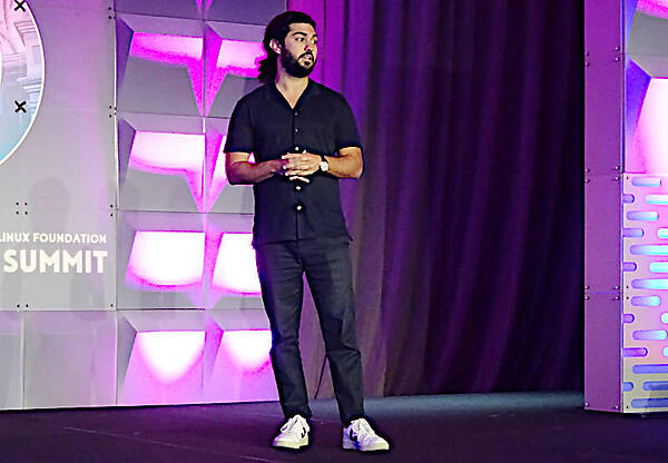 OSTIFの検証について説明するAmir Montazery氏