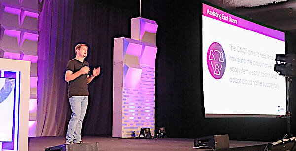 ユーザーコミュニティについて解説するCNCFのTaylor Dolezal氏