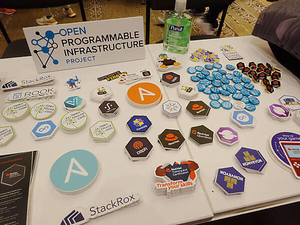 Red Hatブースではおなじみのステッカーたち