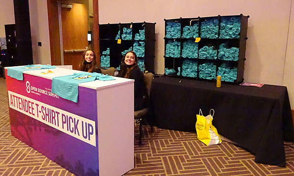 ノベルティのTシャツを渡すブースも小さめ