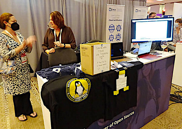 Tuxのフーディを配るLinux Foundationブース