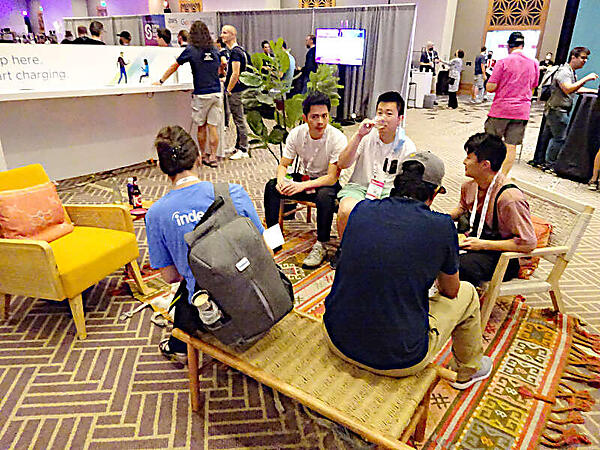 ブースクロールでくつろぐ参加者たち