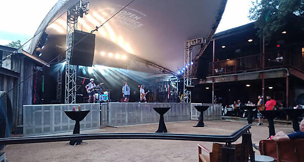 屋外にコンサート会場を持つBBQレストランで行われたパーティ