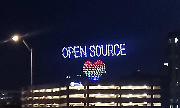 オースチンの夜空に浮かんだドローンショー