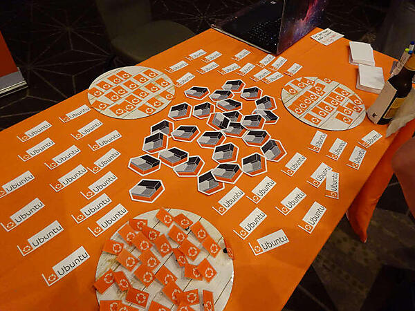 ステッカーを配るのが目的のようだ