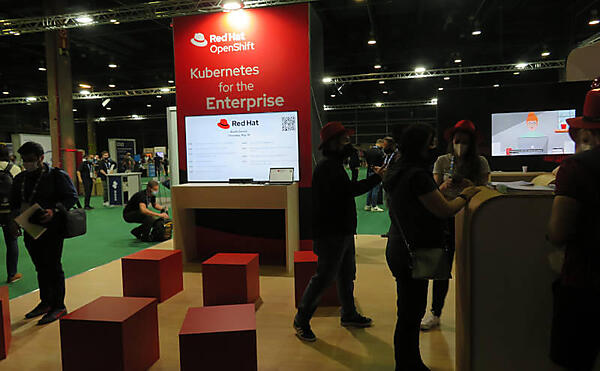 バレンシアで開催されたKubeConでのRed Hatブース