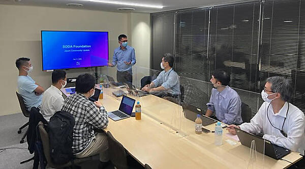 参加者はマスク着用、アクリル板の仕切りがある環境で意見交換を行った