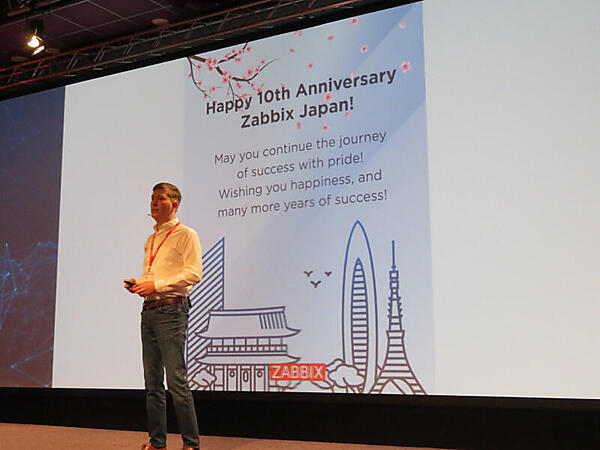 日本法人の設立10周年を称えるCEOのVladishev氏