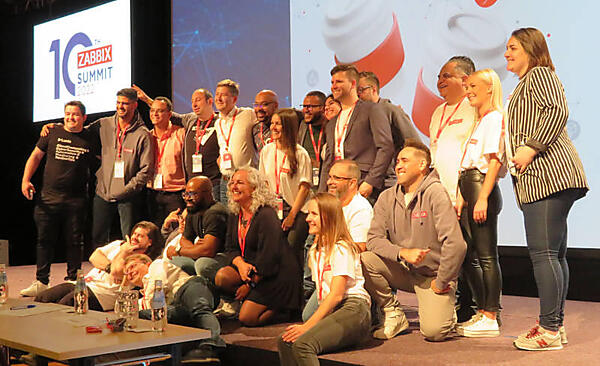 Zabbixのパートナーが壇上で記念撮影
