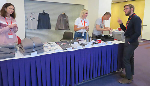 グッズはTシャツが30ユーロから