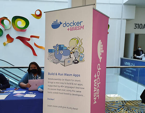 Cloud Native WASM Dayの受付に置かれたDocker+WASMのバナー