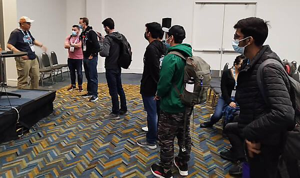 列を作ってYuan氏に質問を行う参加者たち