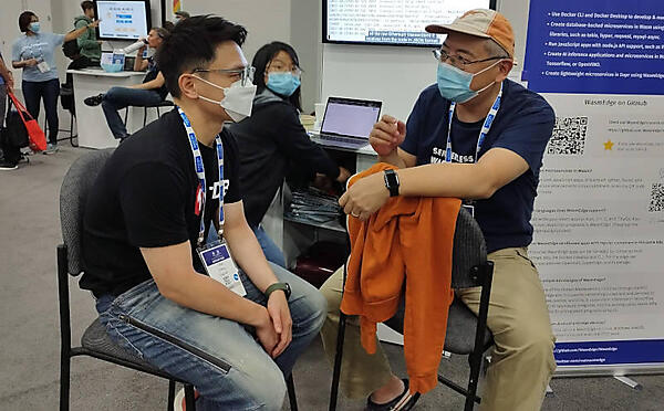 PingCAPのエンジニアと話し込むMichael Yuan氏