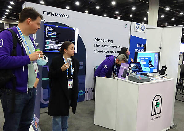 中央のデモデスクではFiniky Whiskersというデモが実演されていた