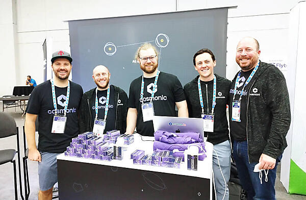 Cosmonicのブース。右端がCEOのLiam Randall氏