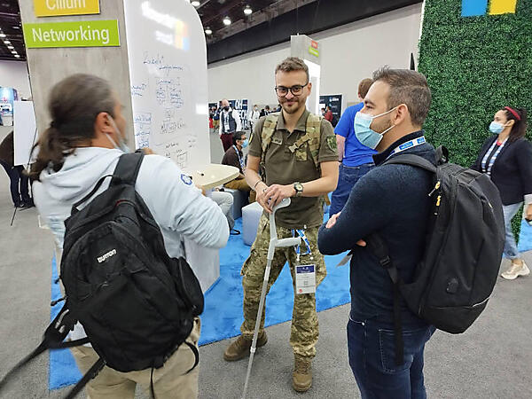 Microsoftのブースを訪れたIhor Dvoretskyi氏（中央）