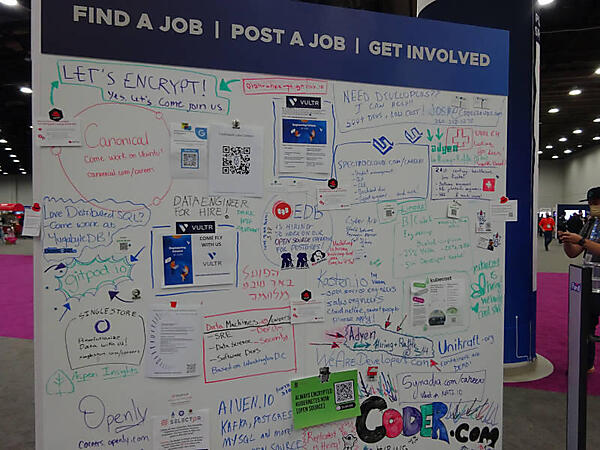 恒例の手書きのジョブボードも盛況だ