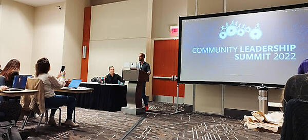 Community Leadership Summitで挨拶を行う主宰者のTodd Lewis氏