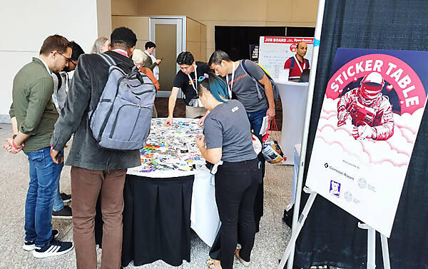 スポンサーやコミュニティがステッカーを配布