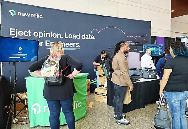 New Relicのブース。しっかりした造りのバッグを配布して大人気だった
