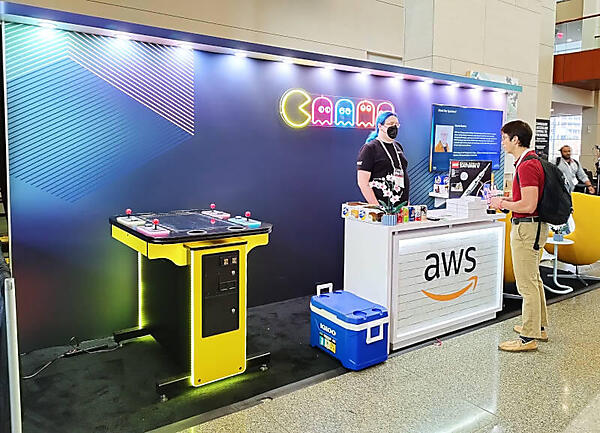 AWSのブース。パックマンのゲーム卓を置いているのがポイント