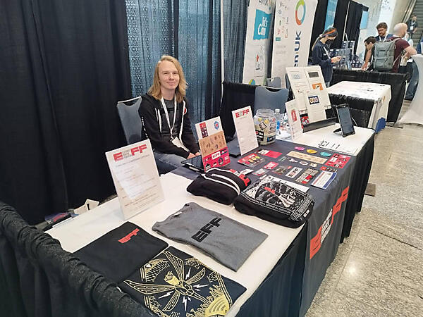 EFFのブース。イベント限定のメンバーシップと称して$50でTシャツを販売