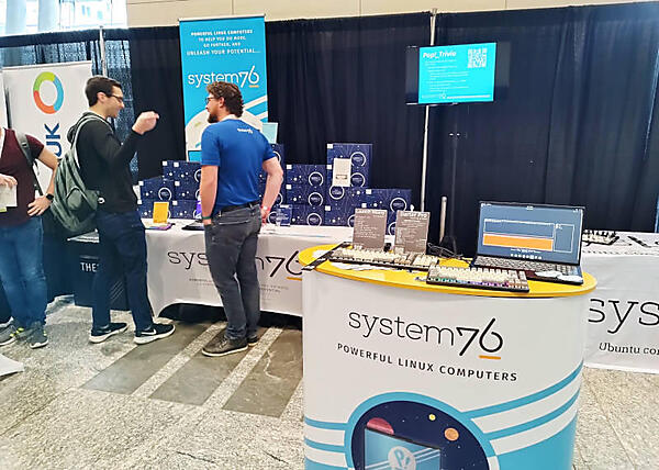 System 76のブース。キーボードに人気が集まっていた